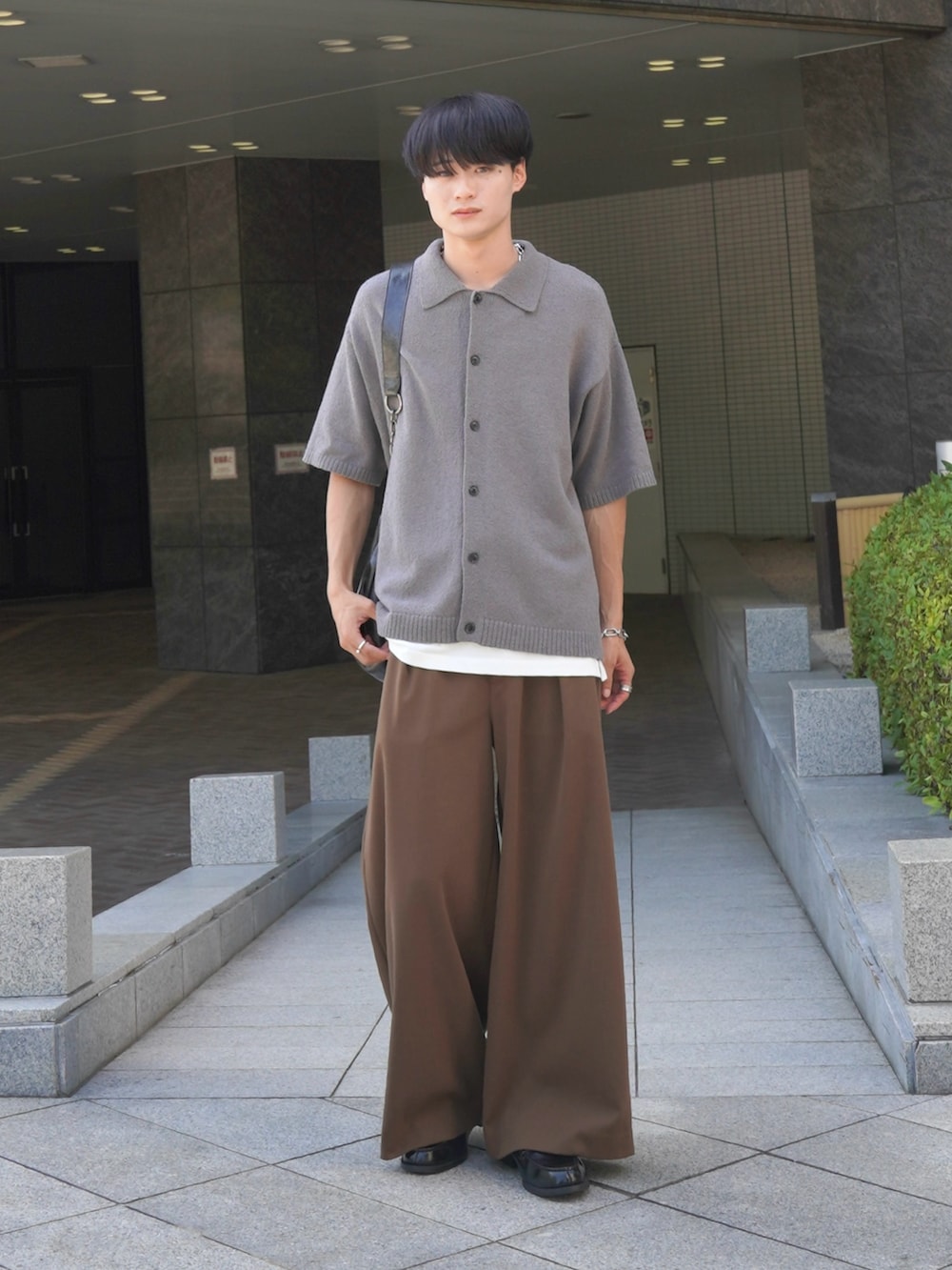 「夏コーデ、夏服、ニット、スラックス、きれいめカジュアル、キレイめ、ローファー、ショルダーバッグ、プチプラ、プチプラコーデ、デートコーデ、レイヤードスタイル」｜「HARUTAの【HARUTA】 軽量コインローファー（ローファー、ブラック系）」を使った、中村瑞輝(みずきち)さん（骨格ナチュラル・メンズ・176cm）の夏コーディネートの2枚目の写真