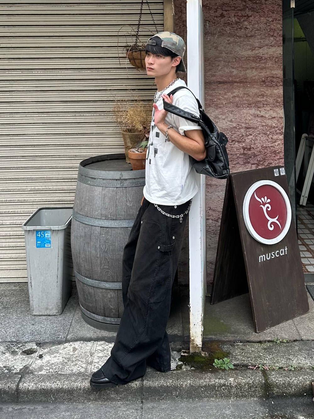 ホワイト系のTシャツ/カットソー、ブラック系のその他パンツ、ブラック系のショルダーバッグを着用したメンズの秋コーディネートの3枚目の写真