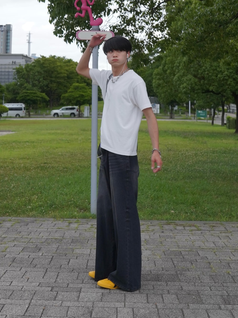 「夏ルックで気分アップ、Tシャツ、白Tシャツ、デニム、デニムパンツ、スニーカー、差し色コーデ、プチプラ、デートコーデ、プチプラコーデ、ショルダーバッグ、夏コーデ、夏服、オニツカタイガー」｜「Loose/ルースのスリムフィット コンパクトショートTシャツ（Tシャツ/カットソー、ホワイト系）」を使った、中村瑞輝(みずきち)さん（骨格ナチュラル・メンズ・176cm）の夏コーディネートの3枚目の写真