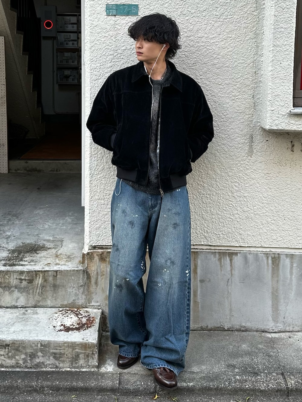 ブラック系のニット/セーター、ブラック系のブルゾン、ブルー系のデニムパンツを着用したメンズの冬コーディネートの2枚目の写真