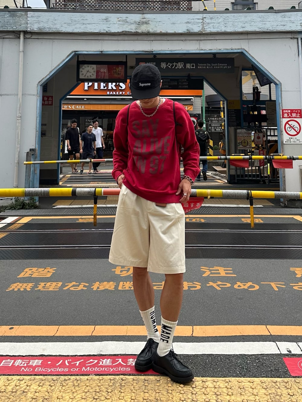 「秋っぽコーデ更新中、休日スタイル、秋のコーデ、シティーボーイ、赤スウェット、スウェット、秋服コーデ、ストリートコーデ、バケットハット」｜「co.comwearのアイテム（スウェット、レッド系）」を使った、中村瑞輝(みずきち)さん（メンズ・176cm）の秋コーディネートの3枚目の写真