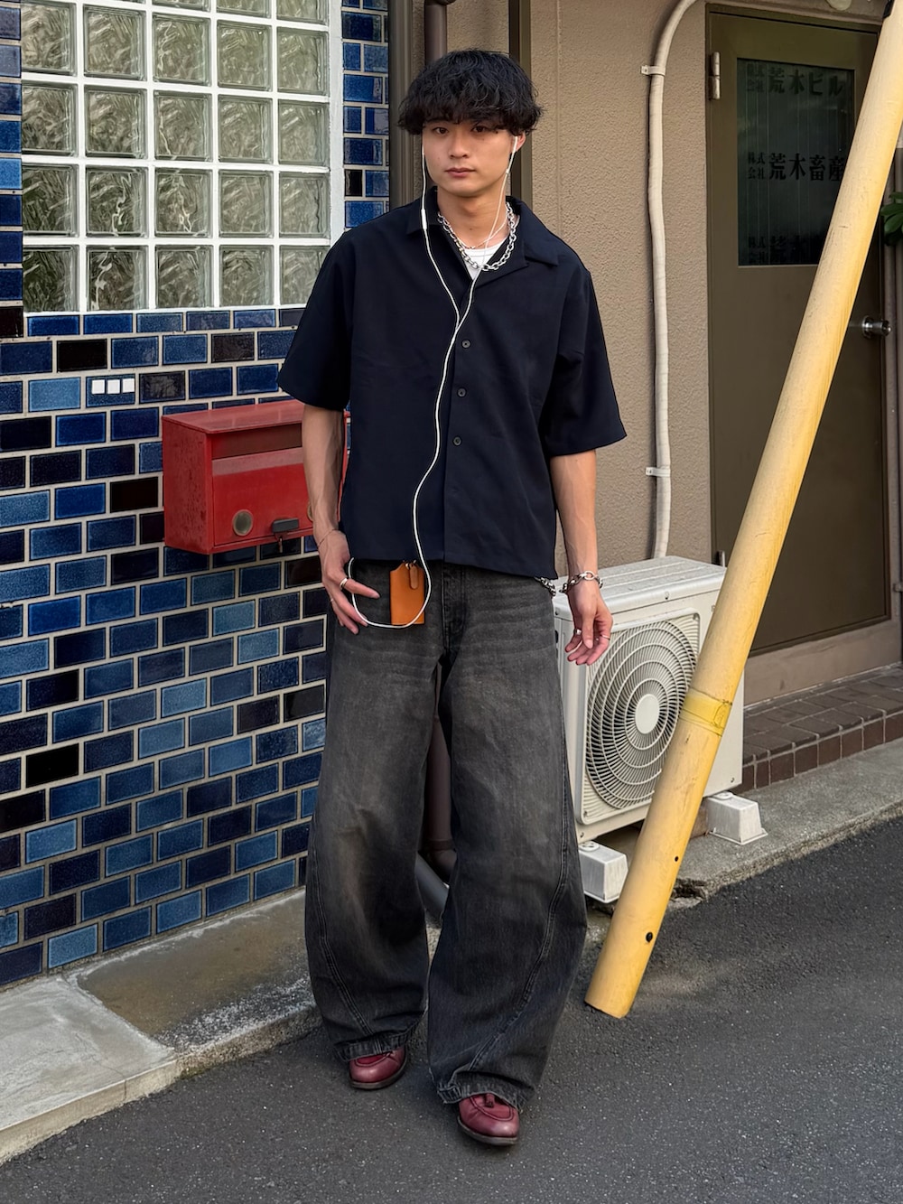 ブルー系のシャツ/ブラウス、ブラック系のデニムパンツ、レッド系のローファーを着用したメンズの夏コーディネートの2枚目の写真