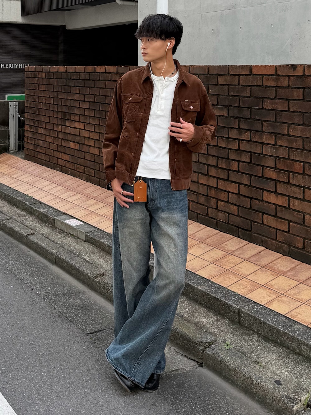 ホワイト系のTシャツ/カットソー、ブラウン系のデニムジャケット、ブルー系のデニムパンツを着用したメンズの秋コーディネートの2枚目の写真