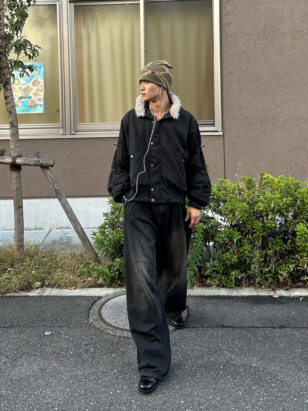 「最近のいい感じコーデ、ダウンジャケット、ファージャケット、冬コーデ、秋コーデ、デニム、デニムパンツコーデ、ローファー、モノトーン、お出かけコーデ、シティーボーイ」｜「Alfred Alexのケミカル ヴィンテージ メイク タック ワイド テーパード ハイウエスト デニム パンツ/ダメージ加工（デニムパンツ、ブラック系）」を使った、中村瑞輝(みずきち)さん（メンズ・176cm）の秋コーディネートの4枚目の写真