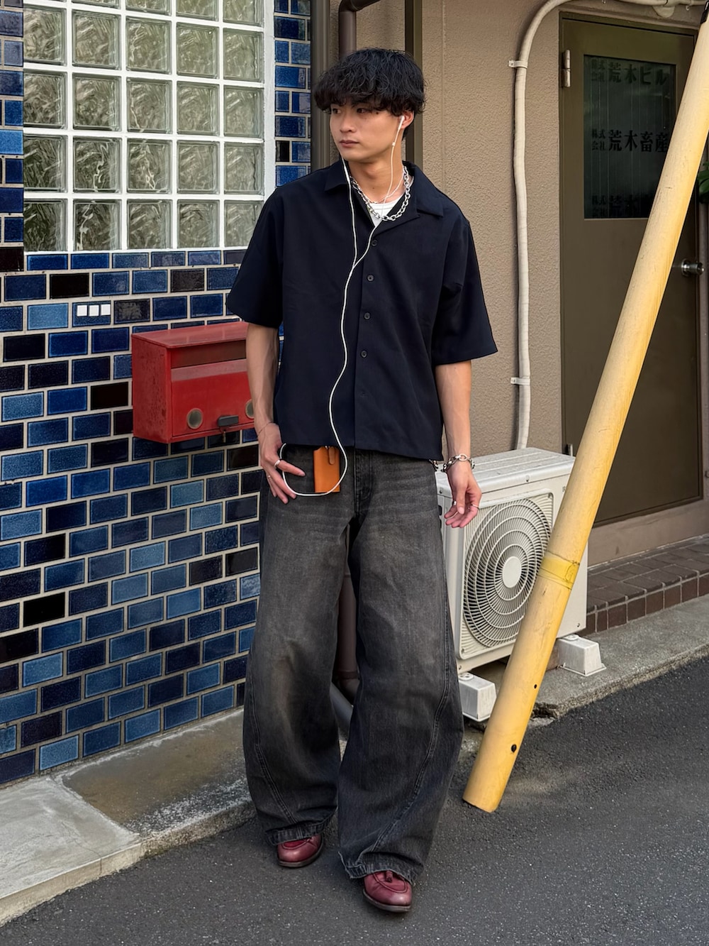 ブルー系のシャツ/ブラウス、ブラック系のデニムパンツ、レッド系のローファーを着用したメンズの夏コーディネートの3枚目の写真