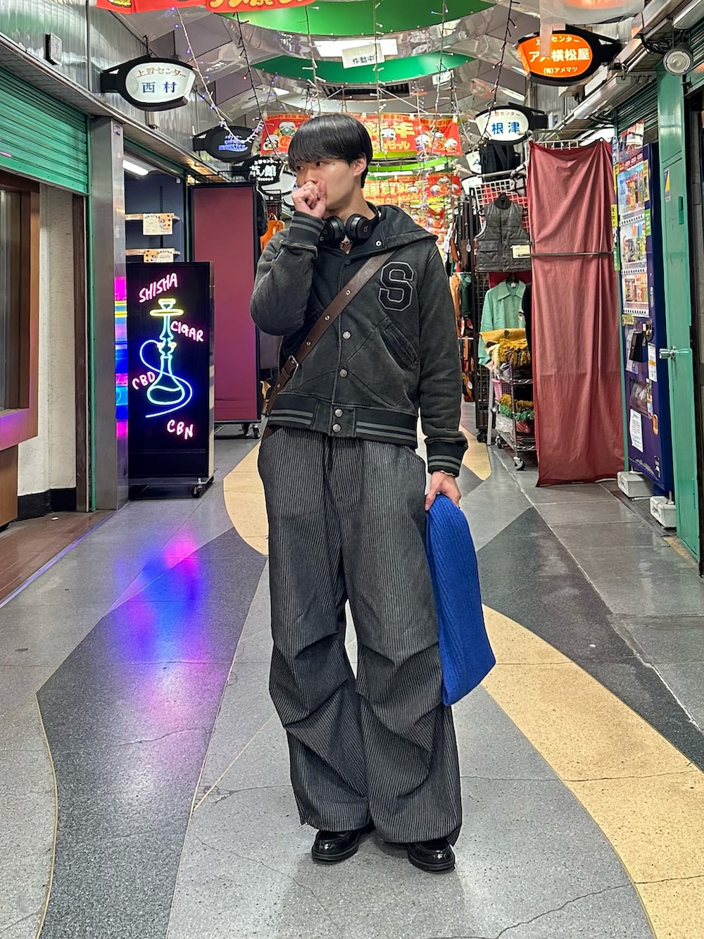 「休日コーデ、パーカー、おでかけコーデ、ローファー、デニム、デニムパンツ、シティーボーイ、パーカーコーデ、オールブラック、オールブラックコーデ」｜「soerteのLoose vintage stadium hoodie/ルーズヴィンテージスタジアムフーディー（スタジャン、ブラック系）」を使った、中村瑞輝(みずきち)さん（メンズ・176cm）の冬コーディネートの3枚目の写真
