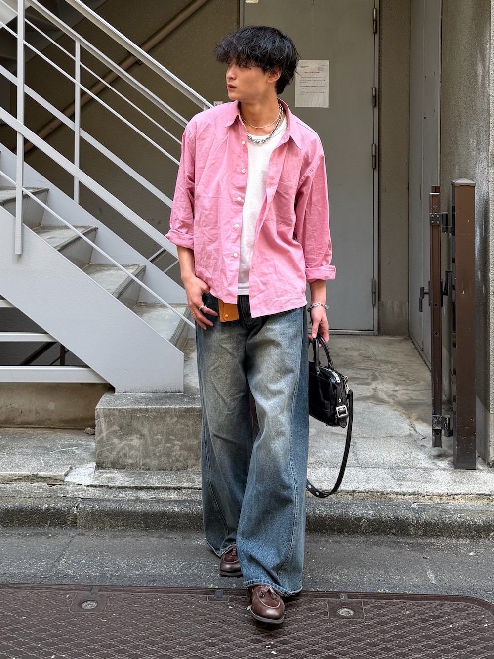 ピンク系のシャツ/ブラウス、ホワイト系のタンクトップ、ブルー系のデニムパンツを着用したメンズの春コーディネートの2枚目の写真