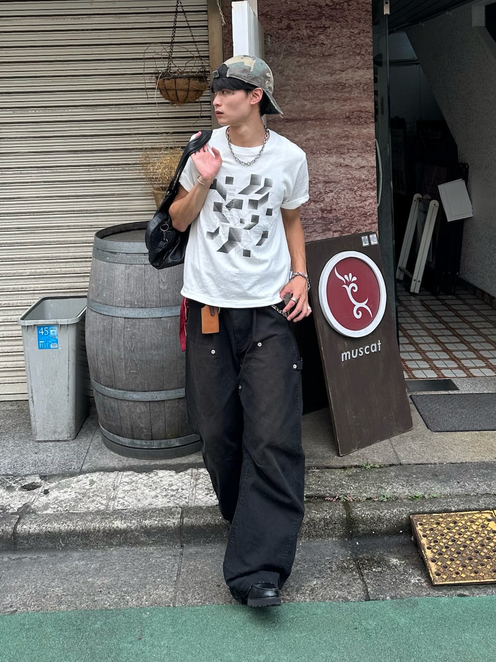 ホワイト系のTシャツ/カットソー、ブラック系のその他パンツ、ブラック系のショルダーバッグを着用したメンズの秋コーディネートの2枚目の写真
