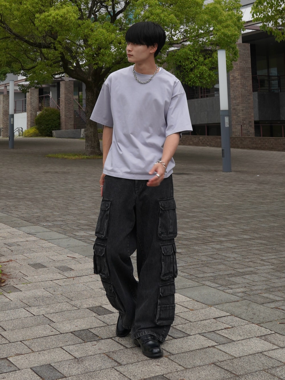 「シンプルコーデ、デニム、カーゴパンツ、ローファー、Tシャツ、プチプラ、シティーボーイ、色物、夏コーデ、夏服、デートコーデ」｜「CLELの【CLEL】3D Many Pocket Denim Cargo Pants / 3Dメニーポケット デニムカーゴパンツ（デニムパンツ、ブラック系）」を使った、中村瑞輝(みずきち)さん（骨格ナチュラル・メンズ・176cm）の夏コーディネートの2枚目の写真