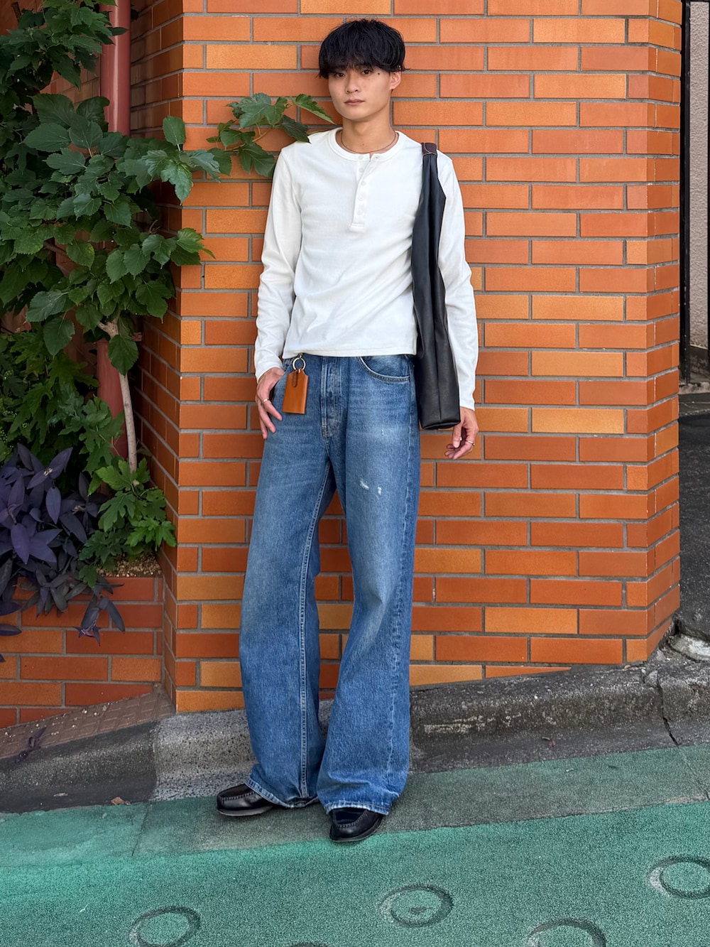 ホワイト系のTシャツ/カットソー、ブラック系のトートバッグ、ブラック系のローファーを着用したメンズの秋コーディネートの2枚目の写真