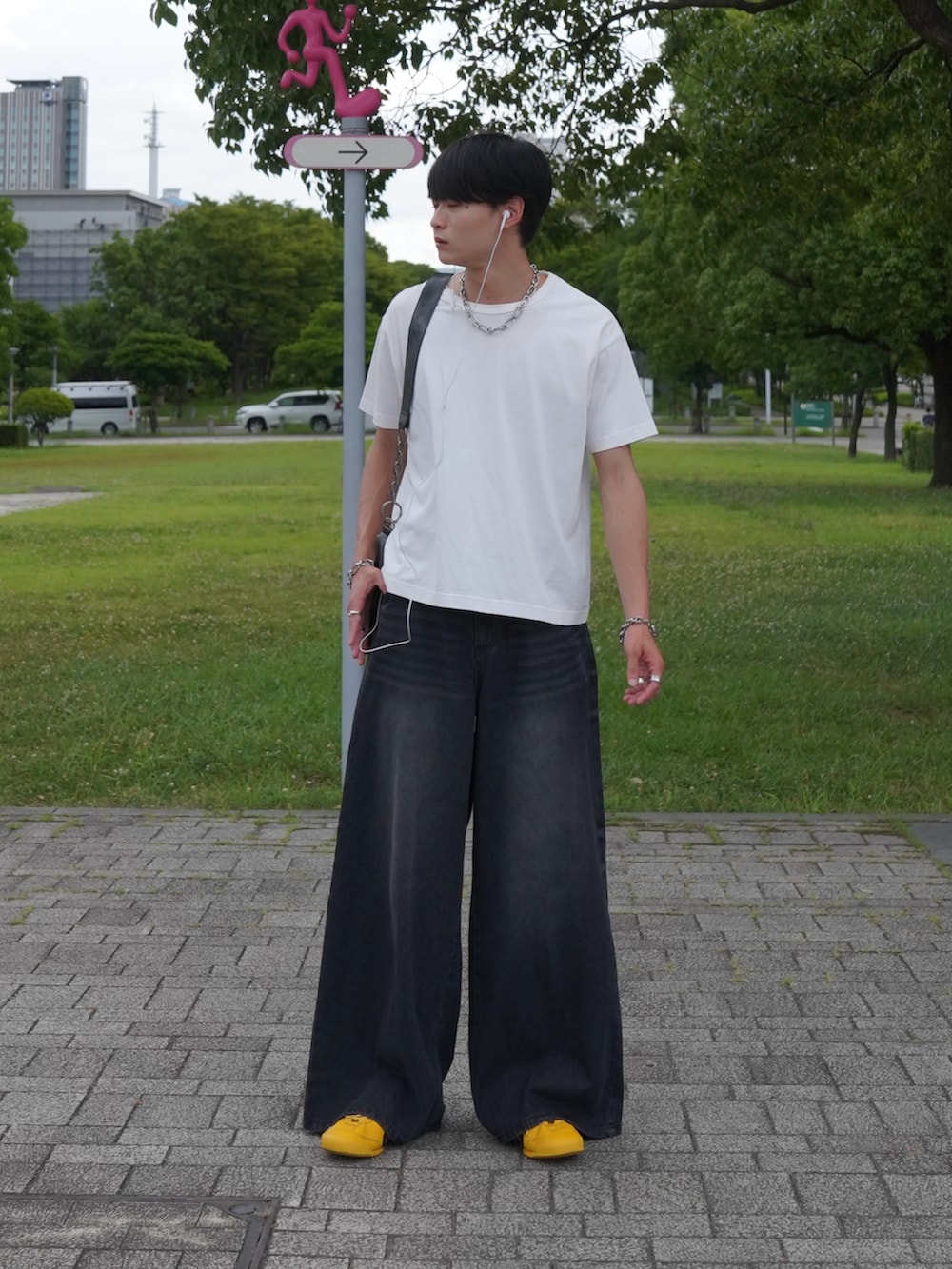 「夏ルックで気分アップ、Tシャツ、白Tシャツ、デニム、デニムパンツ、スニーカー、差し色コーデ、プチプラ、デートコーデ、プチプラコーデ、ショルダーバッグ、夏コーデ、夏服、オニツカタイガー」｜「Loose/ルースのスリムフィット コンパクトショートTシャツ（Tシャツ/カットソー、ホワイト系）」を使った、中村瑞輝(みずきち)さん（骨格ナチュラル・メンズ・176cm）の夏コーディネートの2枚目の写真