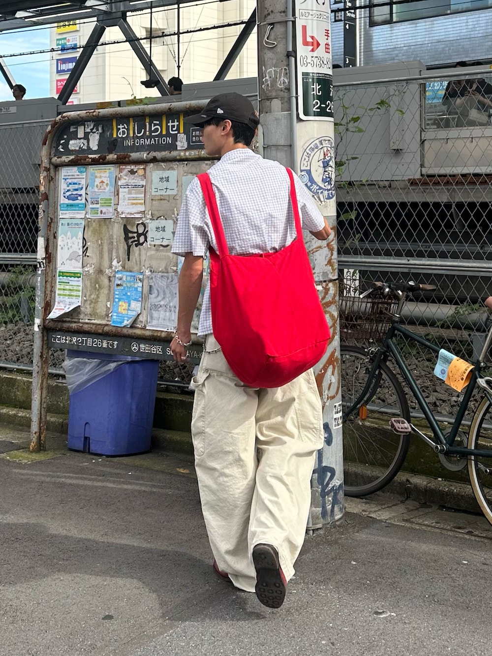 ホワイト系のシャツ/ブラウス、ホワイト系のその他パンツ、レッド系のローファーを着用したメンズの夏コーディネートの4枚目の写真