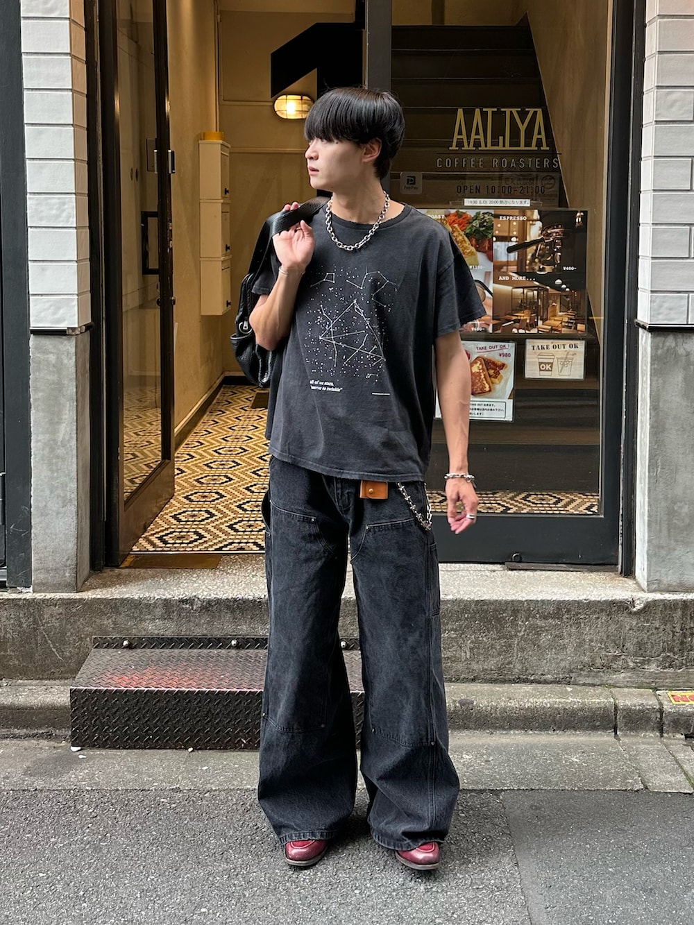 「夏ルックで気分アップ、デニム、Tシャツ、夏コーデ、夏服、ローファー、差し色コーデ、シティーボーイ、オールブラック、ブラックコーデ、ショルダーバッグ、プチプラ、WYM、シンプルコーデ」｜「Camphor woodのSummer Starglow Bijou T-Shirt / 星座グラフィックラインストーンTシャツ（Tシャツ/カットソー、ブラック系）」を使った、中村瑞輝(みずきち)さん（骨格ナチュラル・メンズ・176cm）の夏コーディネートの2枚目の写真