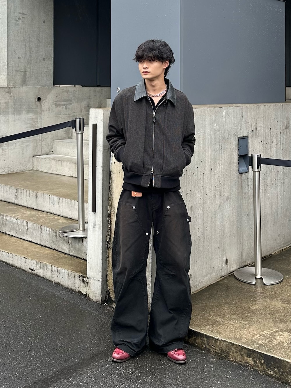 ブラック系のカーディガン/ボレロ、ブラウン系のブルゾン、ブラック系のその他パンツを着用したメンズの秋コーディネートの2枚目の写真