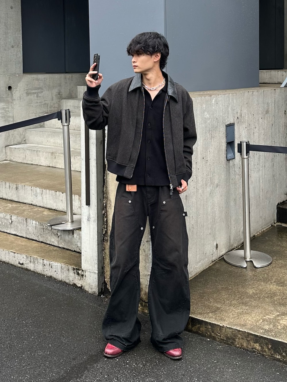 ブラック系のカーディガン/ボレロ、ブラウン系のブルゾン、ブラック系のその他パンツを着用したメンズの秋コーディネートの3枚目の写真