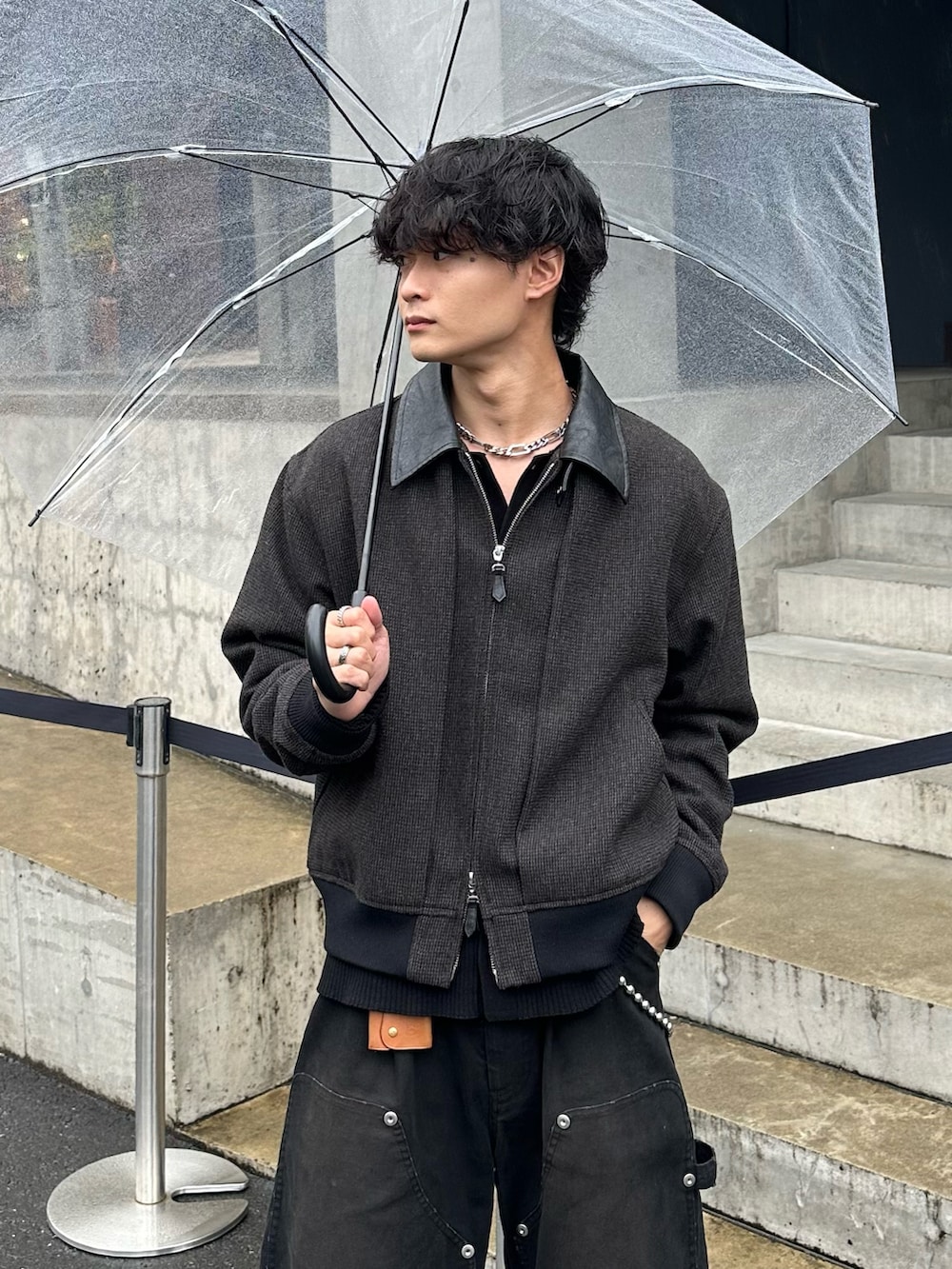 ブラック系のカーディガン/ボレロ、ブラウン系のブルゾン、ブラック系のその他パンツを着用したメンズの秋コーディネートの5枚目の写真