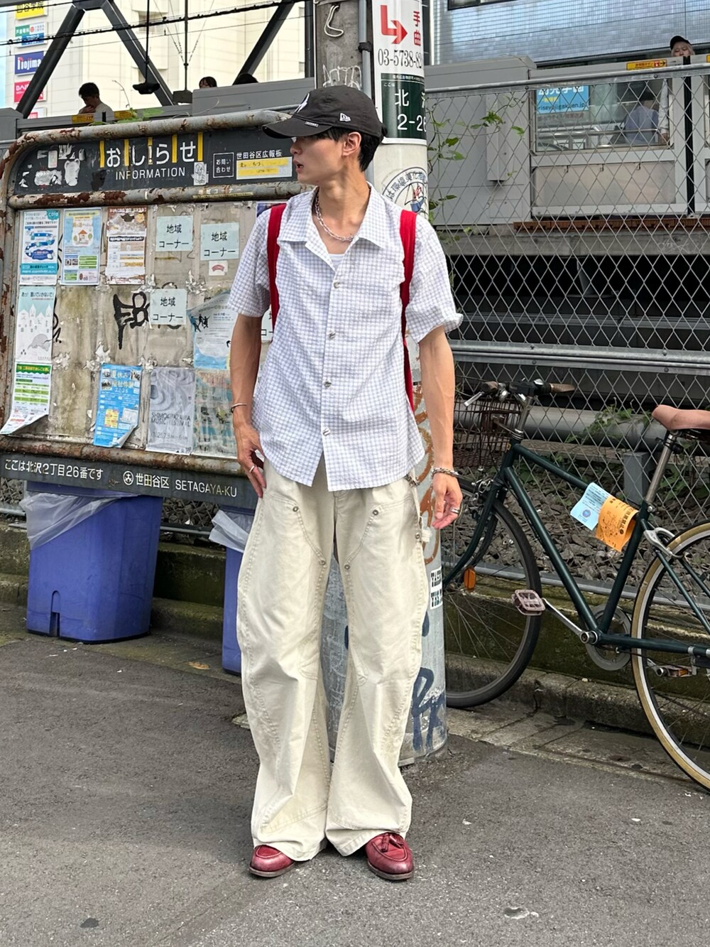 ホワイト系のシャツ/ブラウス、ホワイト系のその他パンツ、レッド系のローファーを着用したメンズの夏コーディネートの2枚目の写真