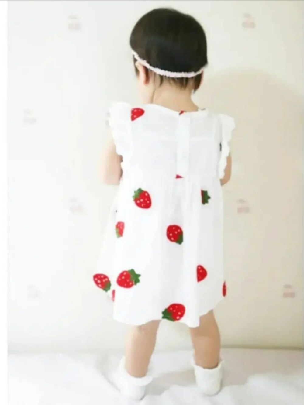 ホワイト系のワンピースを着用したキッズの秋コーディネートの2枚目の写真