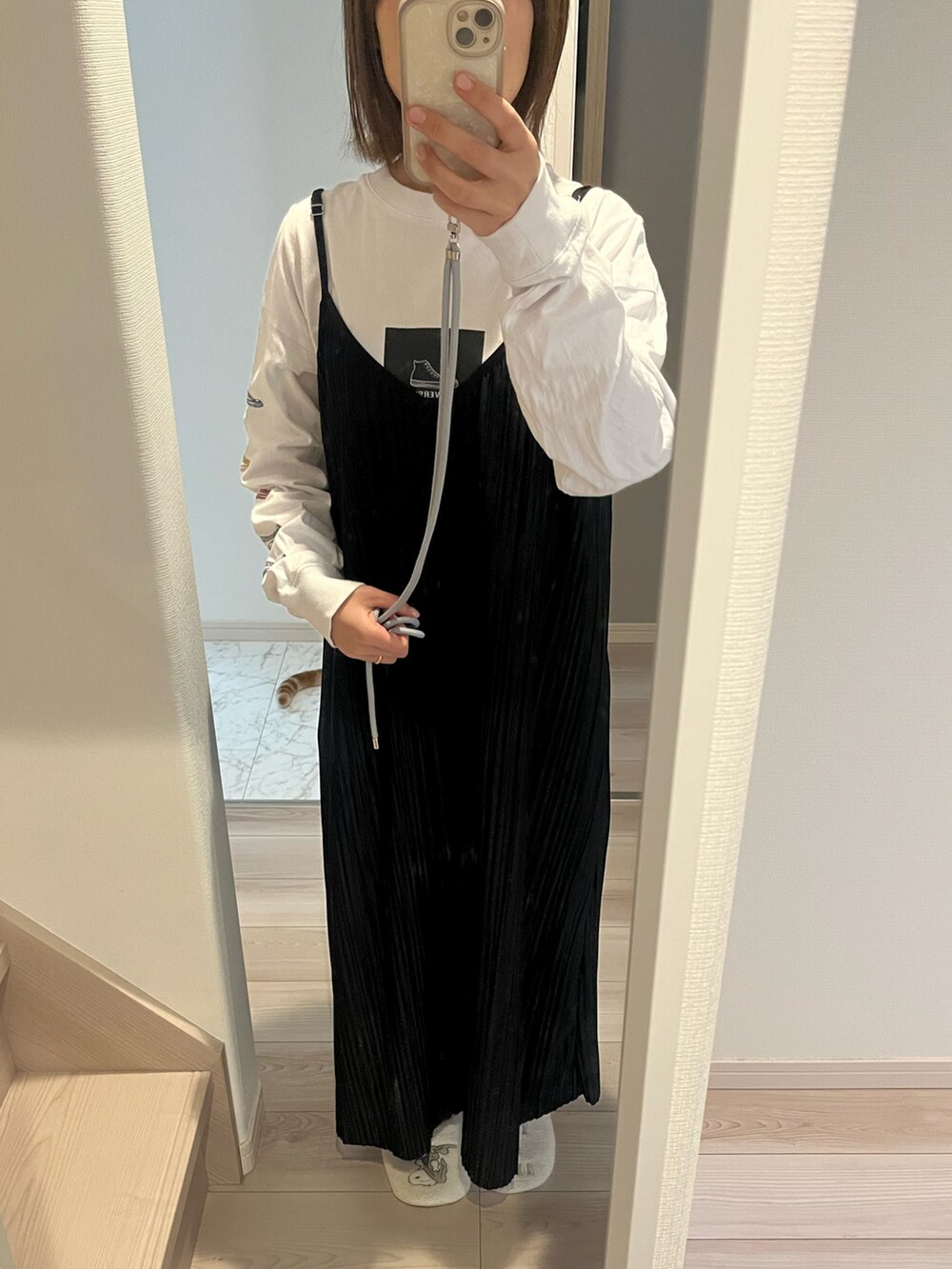 グリーン系のミリタリージャケット、ブラック系のワンピースを着用したレディースの春コーディネートの2枚目の写真