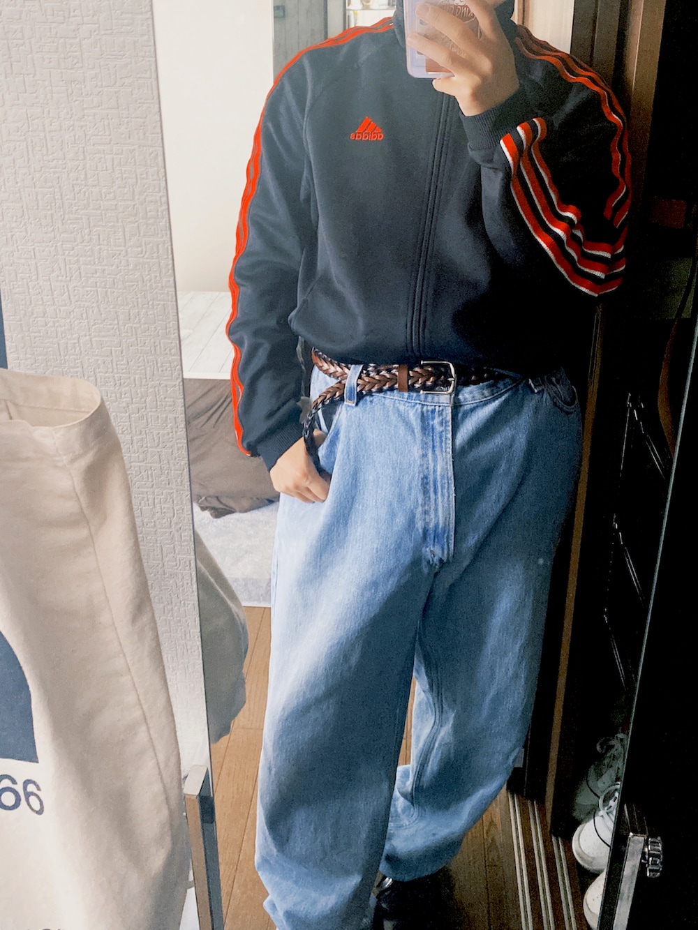 ブルー系のデニムパンツ、ブラック系のその他アウター、ブラウン系のその他シューズを着用したメンズの春コーディネートの2枚目の写真