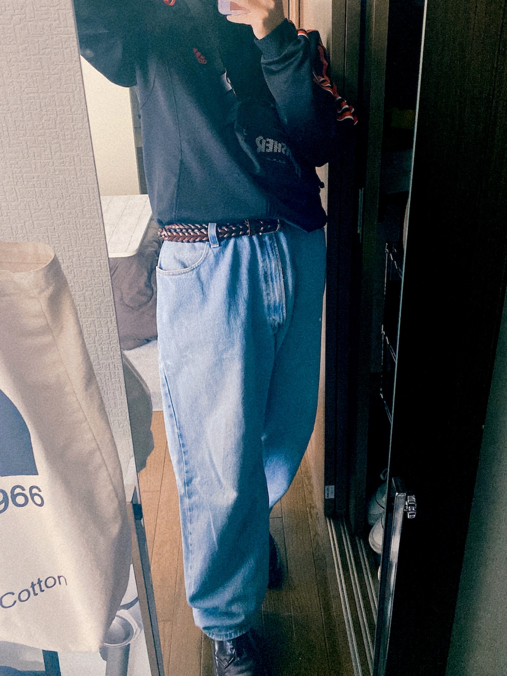 ブルー系のデニムパンツ、ブラック系のその他アウター、ブラウン系のその他シューズを着用したメンズの春コーディネートの3枚目の写真