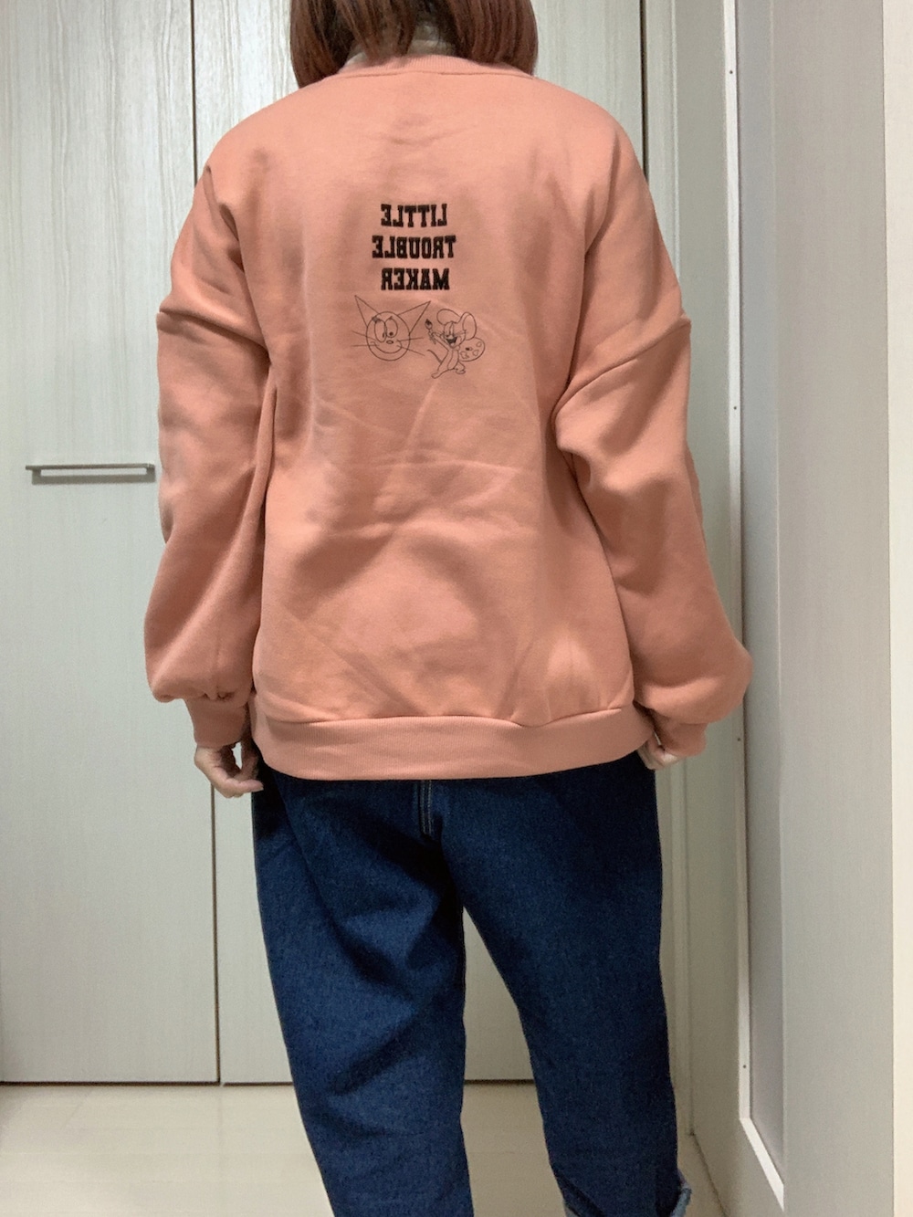 ベージュ系のジャケット/アウター、ブルー系のデニムパンツ、ブラウン系のスニーカーを着用したレディースの冬コーディネートの4枚目の写真