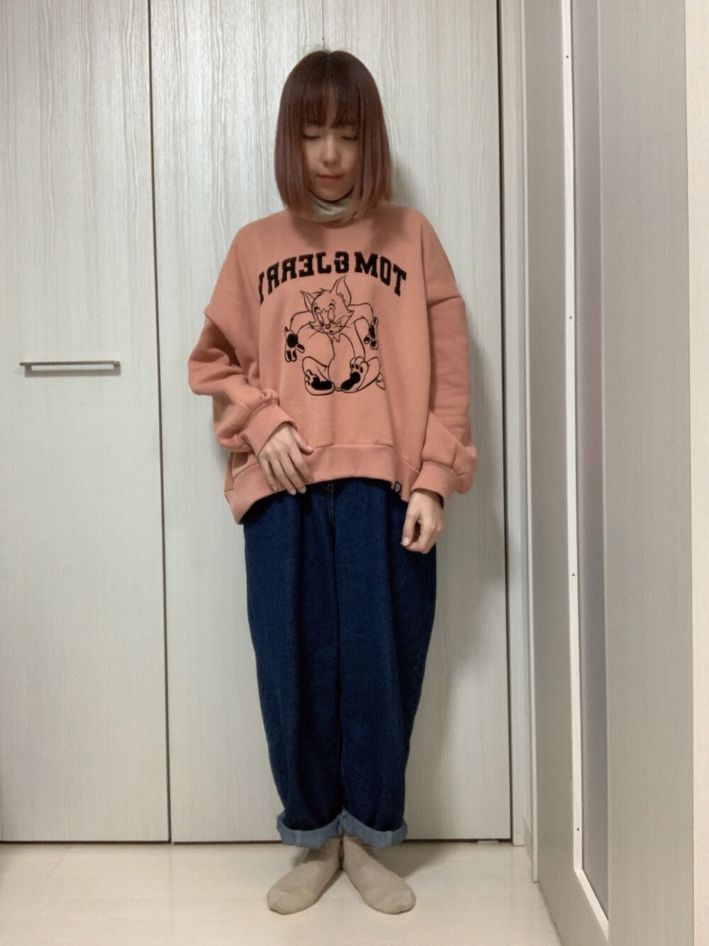 ベージュ系のジャケット/アウター、ブルー系のデニムパンツ、ブラウン系のスニーカーを着用したレディースの冬コーディネートの2枚目の写真