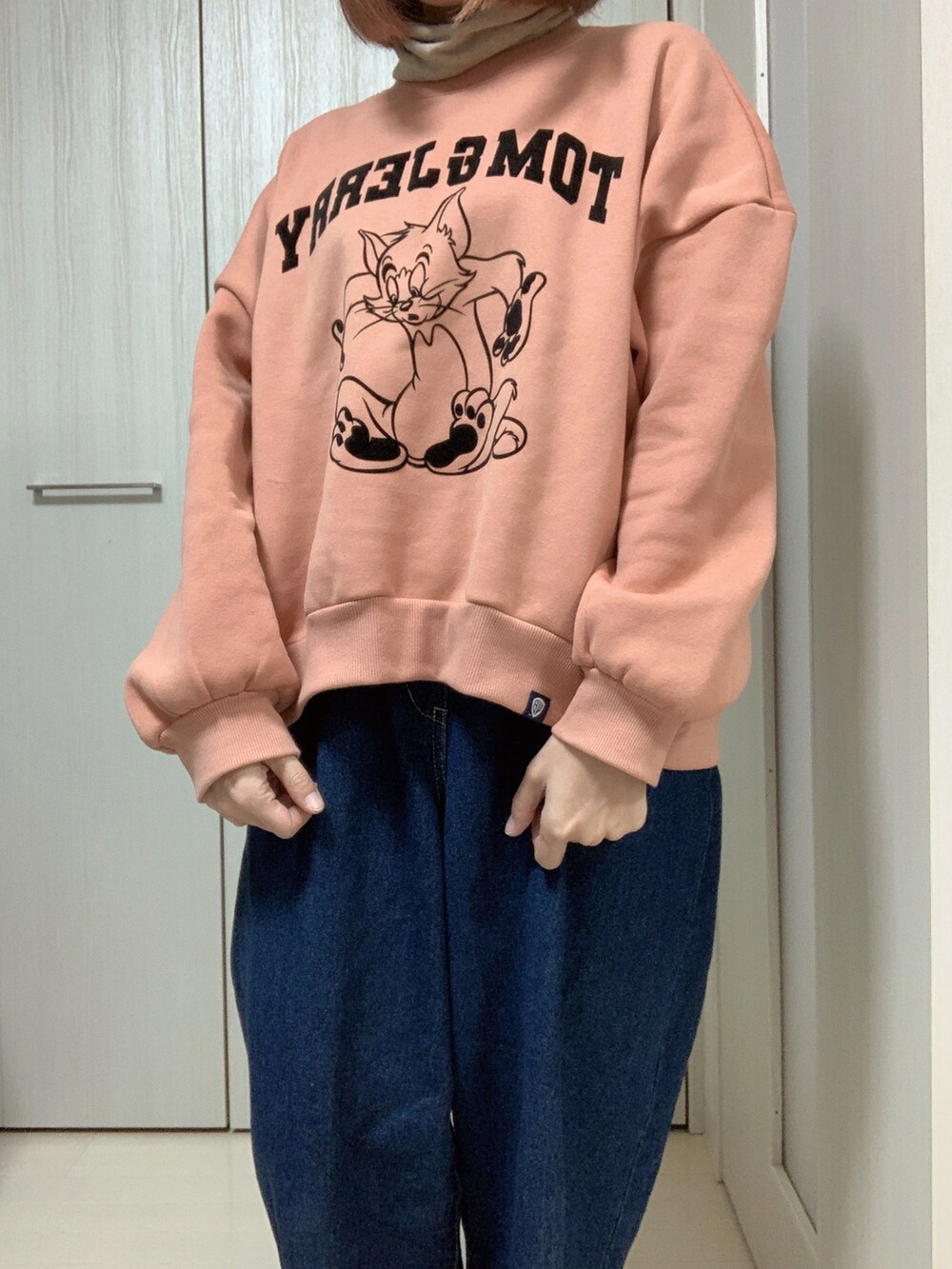 ベージュ系のジャケット/アウター、ブルー系のデニムパンツ、ブラウン系のスニーカーを着用したレディースの冬コーディネートの3枚目の写真