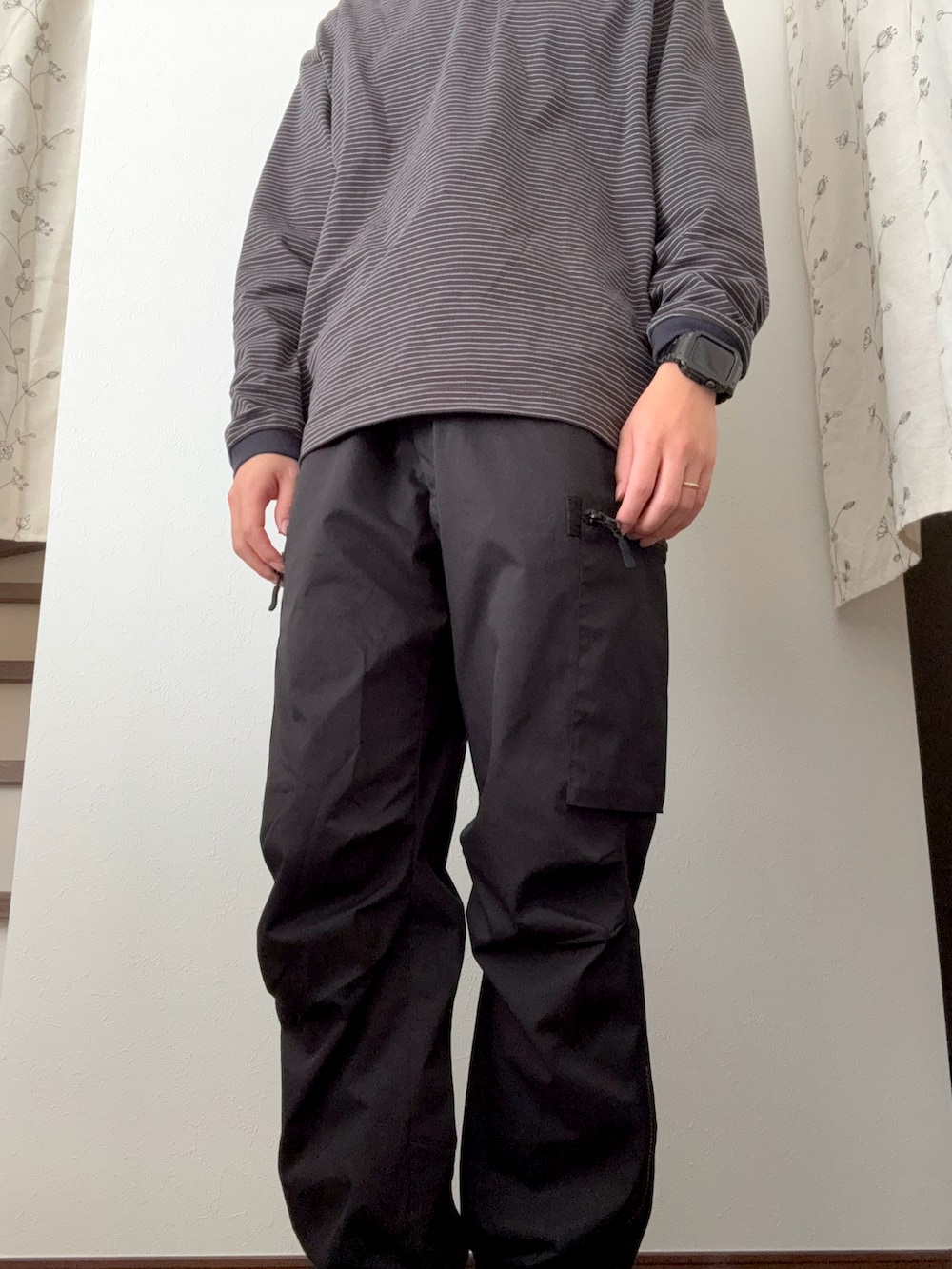 ブラウン系のTシャツ/カットソー、ブラック系のカーゴパンツを着用したメンズの秋コーディネートの2枚目の写真