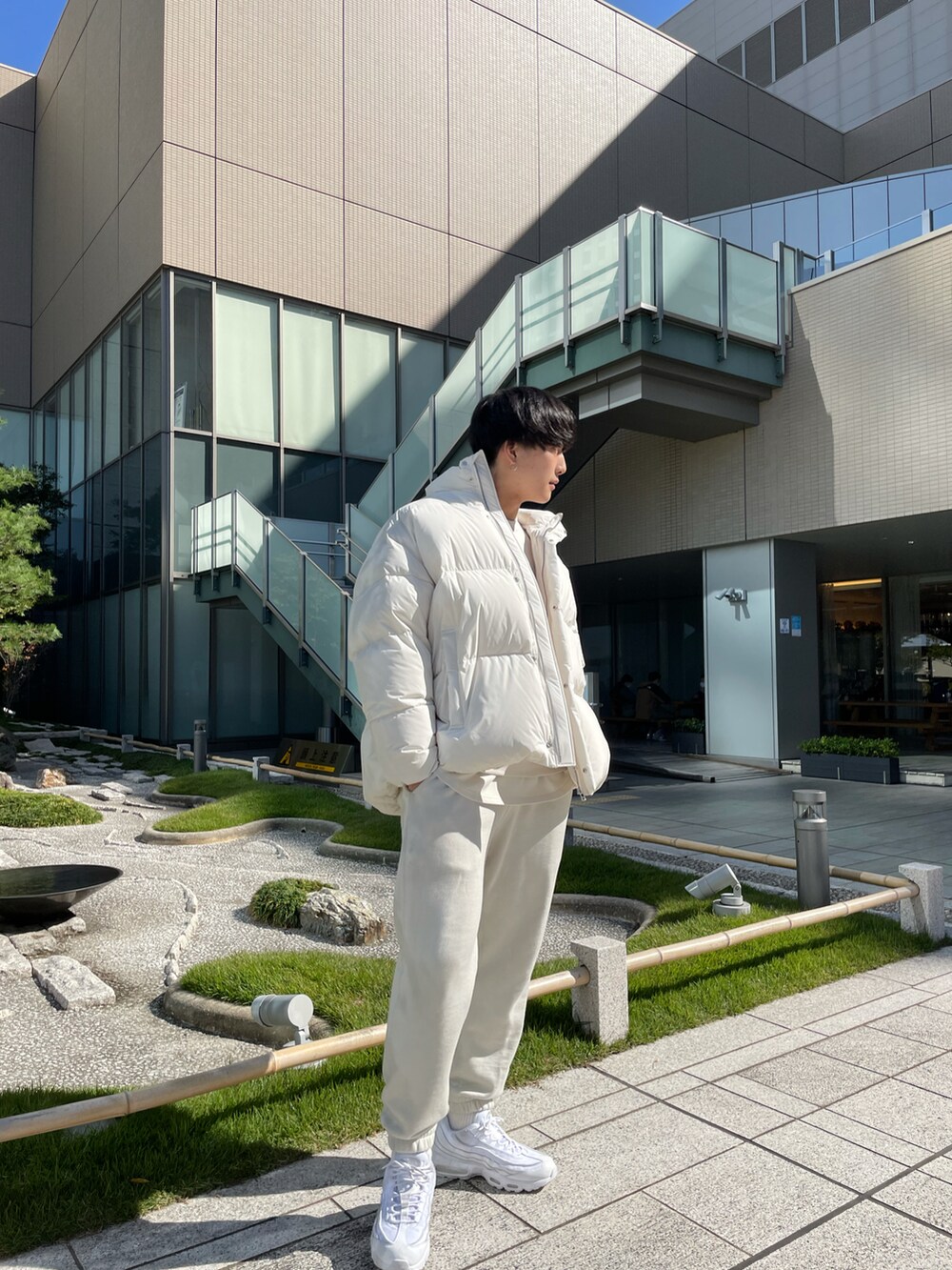 ホワイト系のスウェットパンツ、ホワイト系のスウェット、ホワイト系のダウンジャケット/コートを着用したメンズの秋コーディネートの3枚目の写真