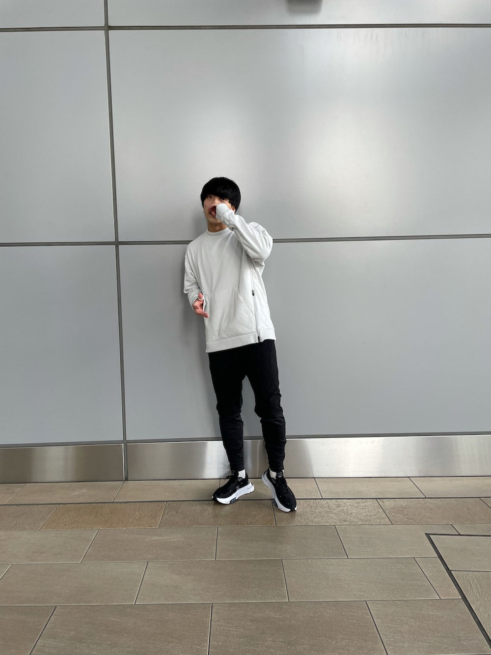 ブラック系のその他パンツ、ホワイト系のスウェット、ブラック系のスニーカーを着用したメンズの秋コーディネートの3枚目の写真