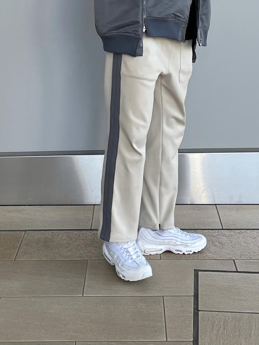 ピンク系のその他パンツ、グレー系のMA-1、ブラック系のニット/セーターを着用したメンズの秋コーディネートの2枚目の写真