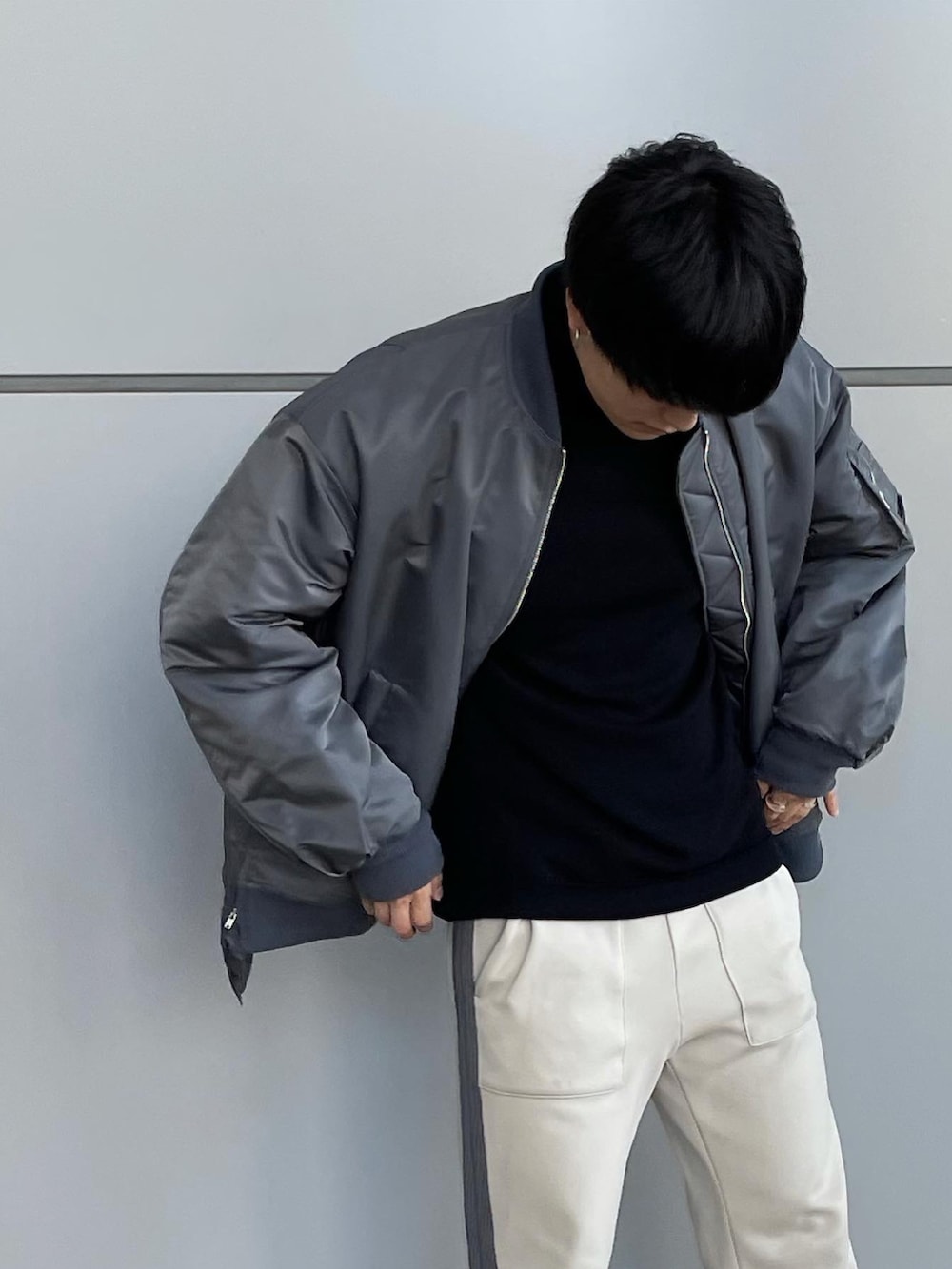 ピンク系のその他パンツ、グレー系のMA-1、ブラック系のニット/セーターを着用したメンズの秋コーディネートの3枚目の写真