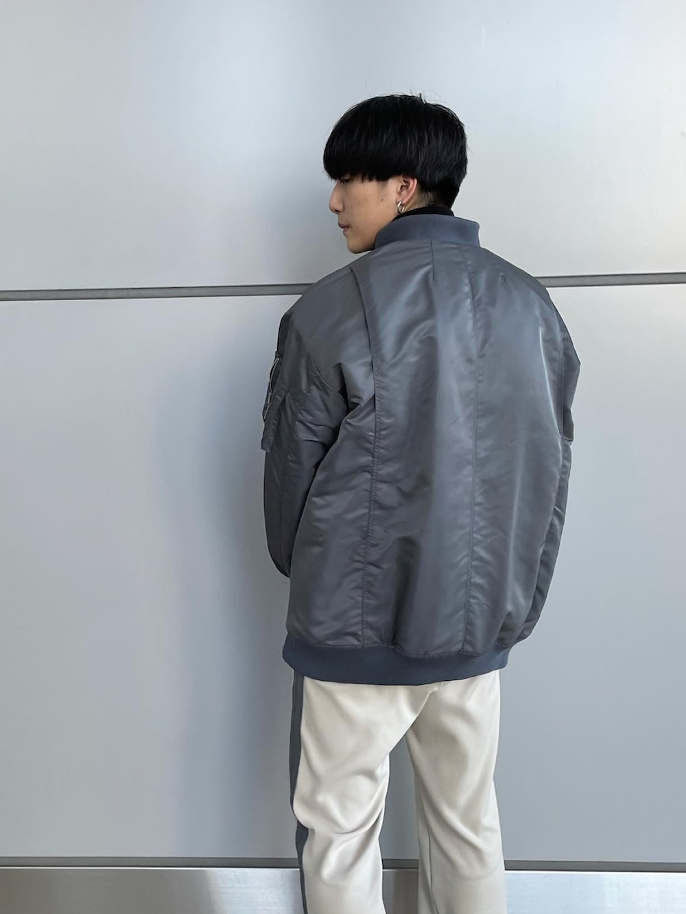 ピンク系のその他パンツ、グレー系のMA-1、ブラック系のニット/セーターを着用したメンズの秋コーディネートの4枚目の写真