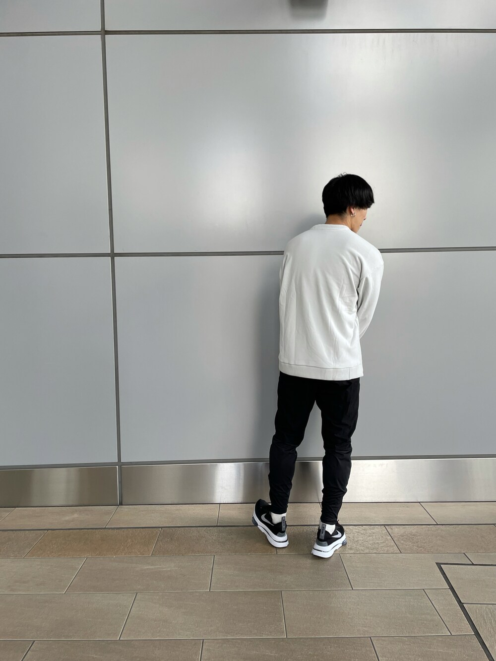 ブラック系のその他パンツ、ホワイト系のスウェット、ブラック系のスニーカーを着用したメンズの秋コーディネートの5枚目の写真