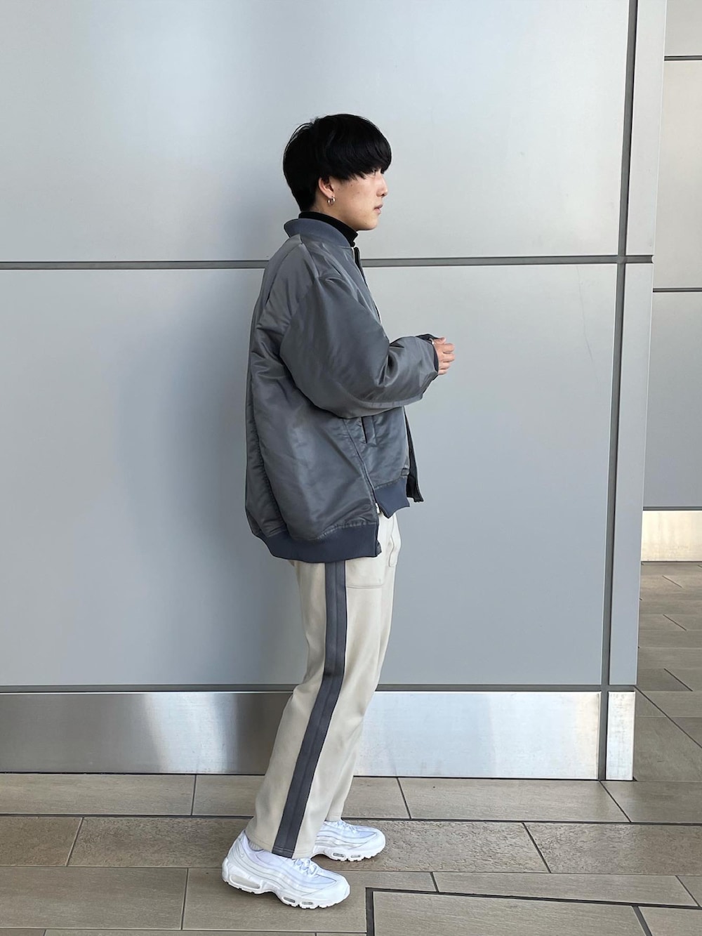 ピンク系のその他パンツ、グレー系のMA-1、ブラック系のニット/セーターを着用したメンズの秋コーディネートの5枚目の写真