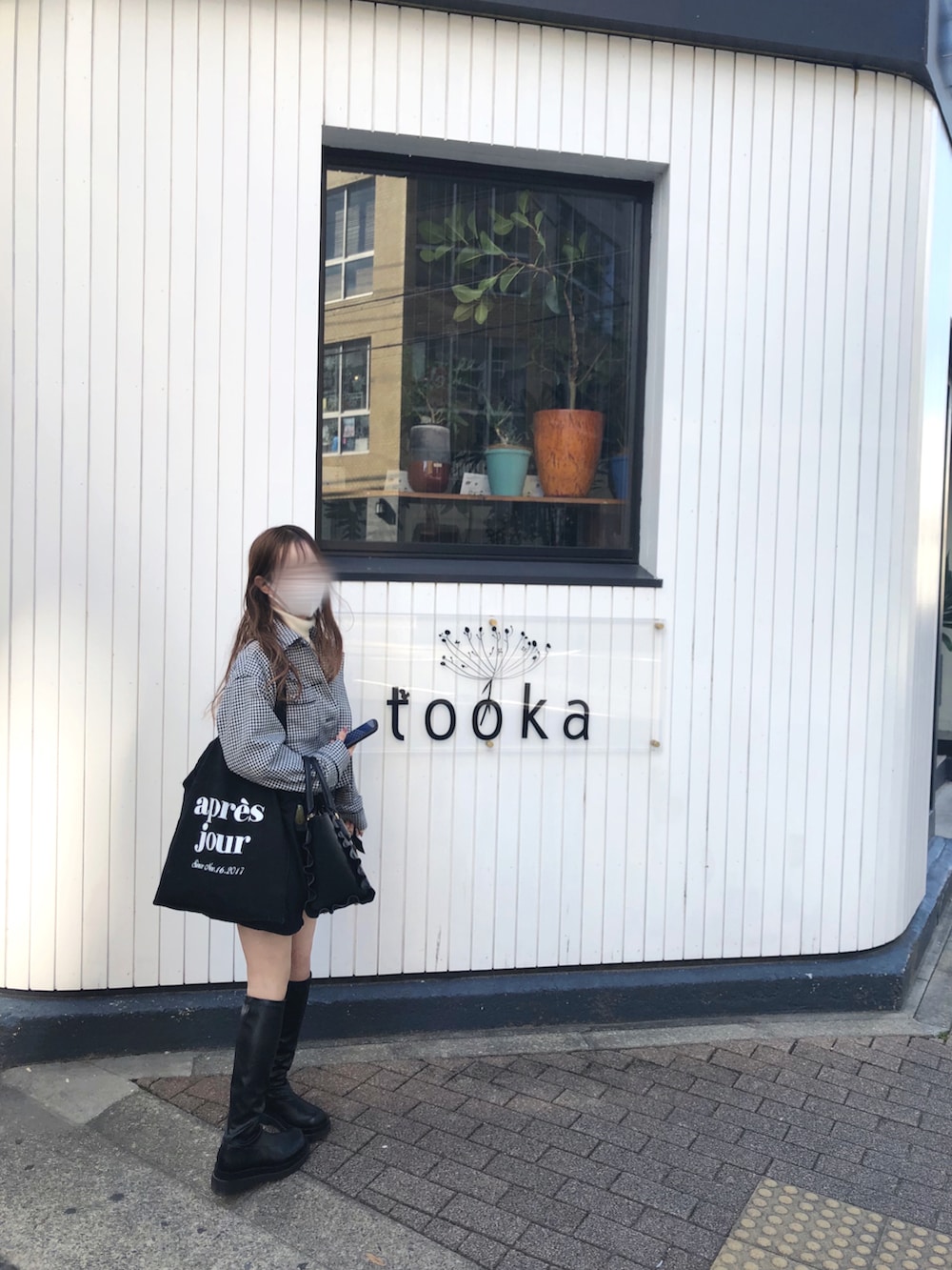 ホワイト系のニット/セーター、その他のブルゾン、ブラック系のその他パンツを着用したレディースの秋コーディネートの2枚目の写真