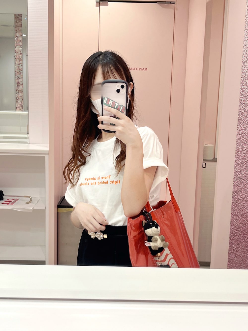 オレンジ系のTシャツ/カットソー、ブラック系のスカート、ブラック系のサンダルを着用したレディースの夏コーディネートの2枚目の写真