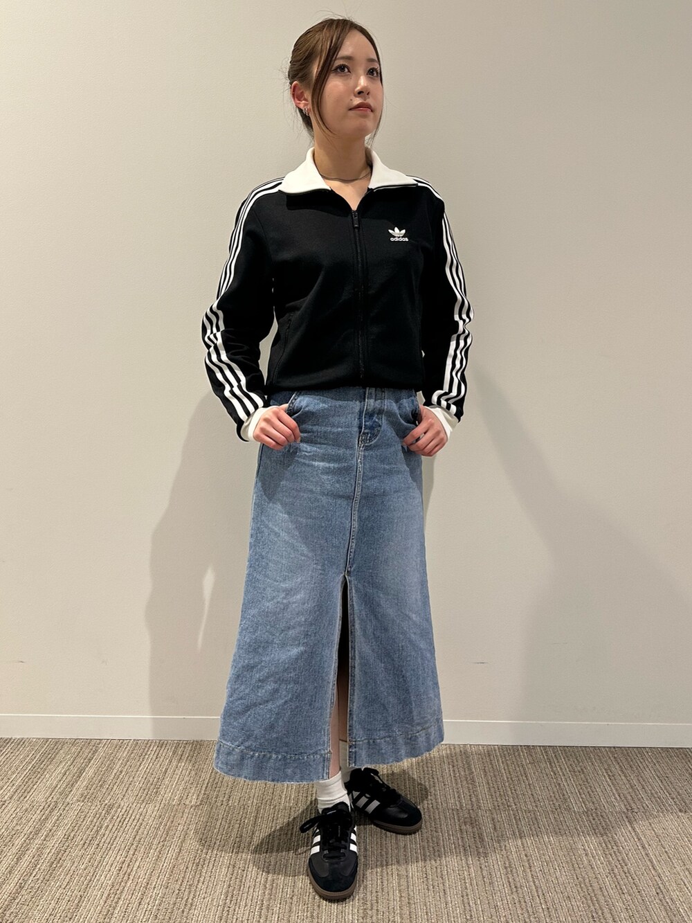 ブラック系のジャージ、ブラック系のシューズを着用したレディースの冬コーディネートの2枚目の写真