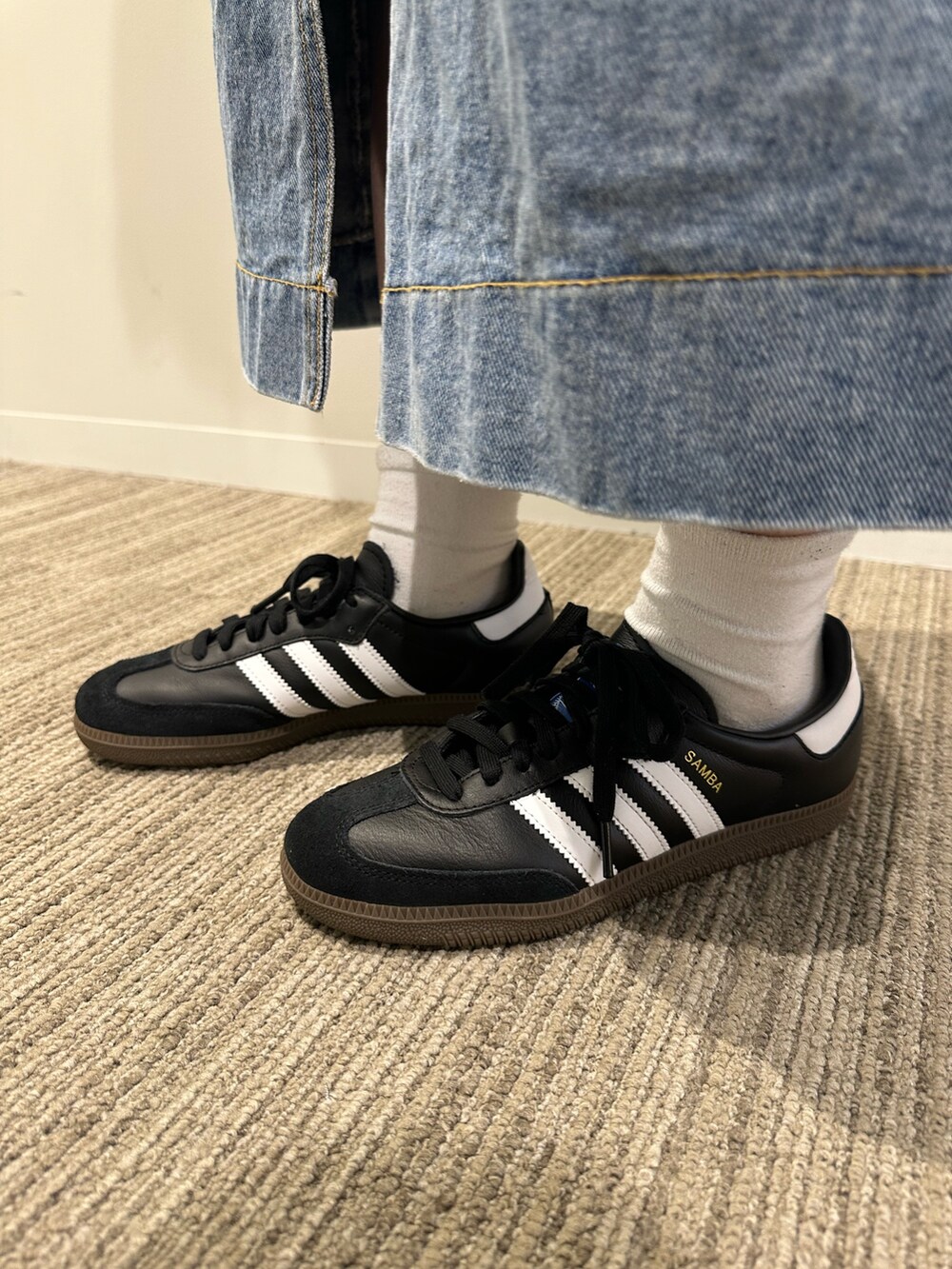 ブラック系のジャージ、ブラック系のシューズを着用したレディースの冬コーディネートの4枚目の写真