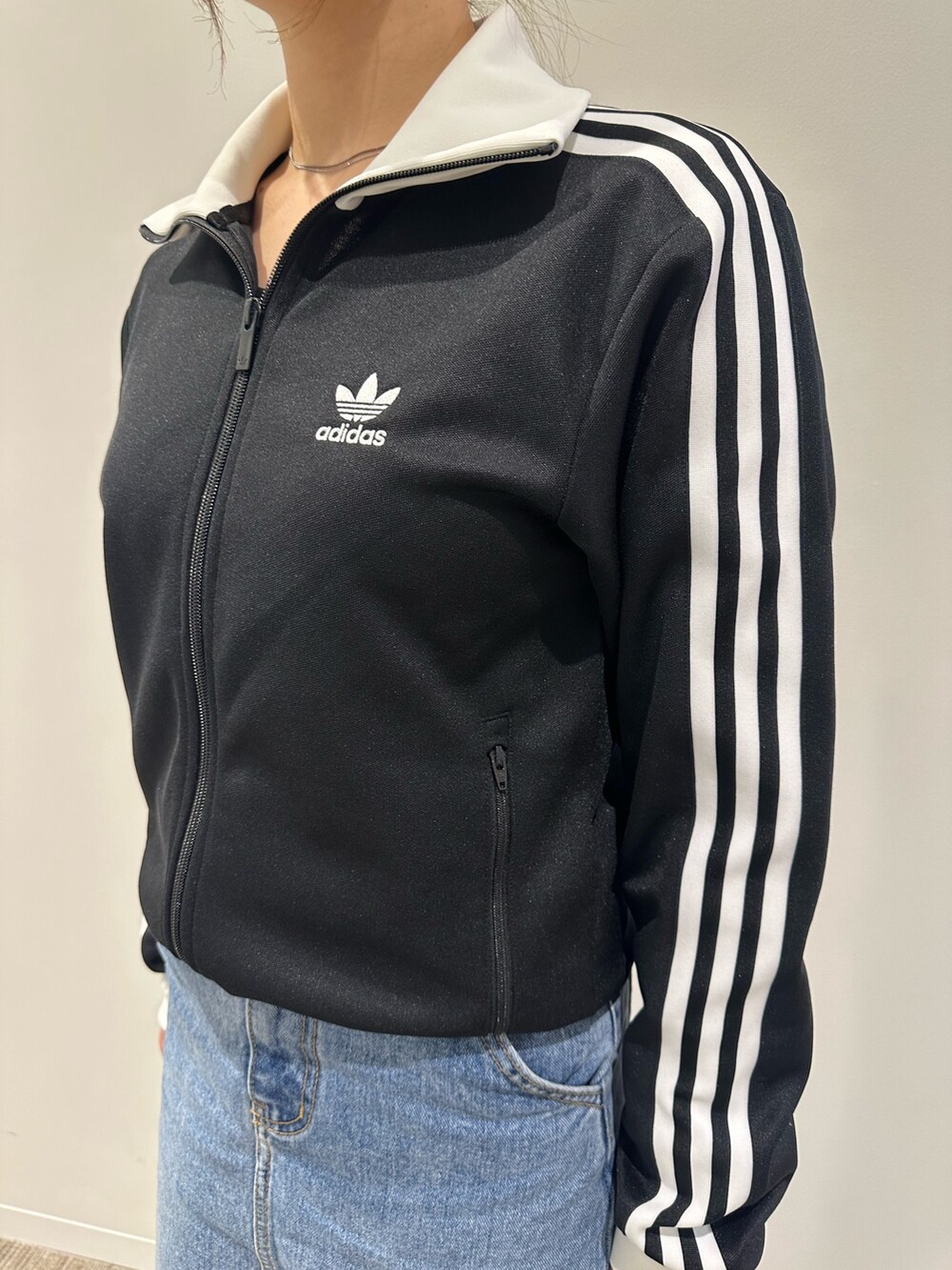 ブラック系のジャージ、ブラック系のシューズを着用したレディースの冬コーディネートの3枚目の写真