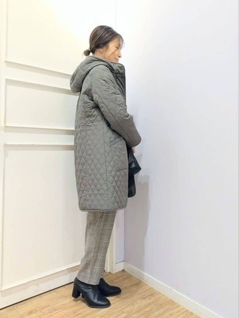 グレー系のその他アウター、ホワイト系のTシャツ/カットソー、ブラック系のショルダーバッグを着用したレディースの冬コーディネートの2枚目の写真