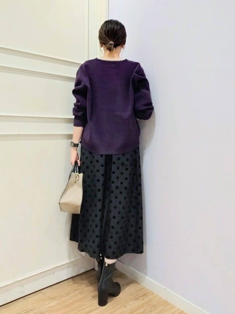 パープル系のカーディガン/ボレロ、ホワイト系のTシャツ/カットソー、グレー系のスカートを着用したレディースの冬コーディネートの3枚目の写真