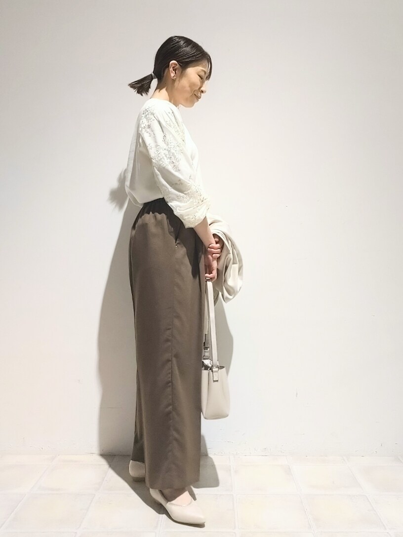 「春服コーデ、お出かけコーデ、着回しコーデ、シンプルスタイル、ブルゾンコーデ、レース、刺繍、チュール、スエード、吸水速乾、UVカット、通勤着、オフィスカジュアル、ジャケット、ブラウン」｜「DRESKIPの【S-LL】大人上品な やわらかスウェード調ブルゾン（ブルゾン、ホワイト系）」を使った、miomioさん（レディース・157cm）の春コーディネートの3枚目の写真