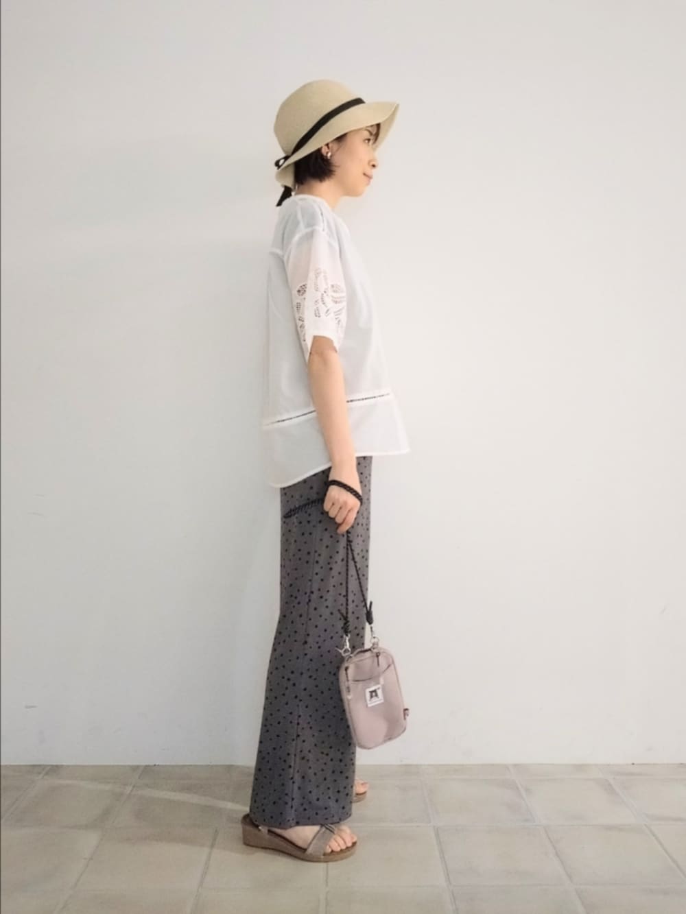 ホワイト系のシャツ/ブラウス、グレー系のその他パンツ、パープル系のショルダーバッグを着用したレディースの夏コーディネートの3枚目の写真