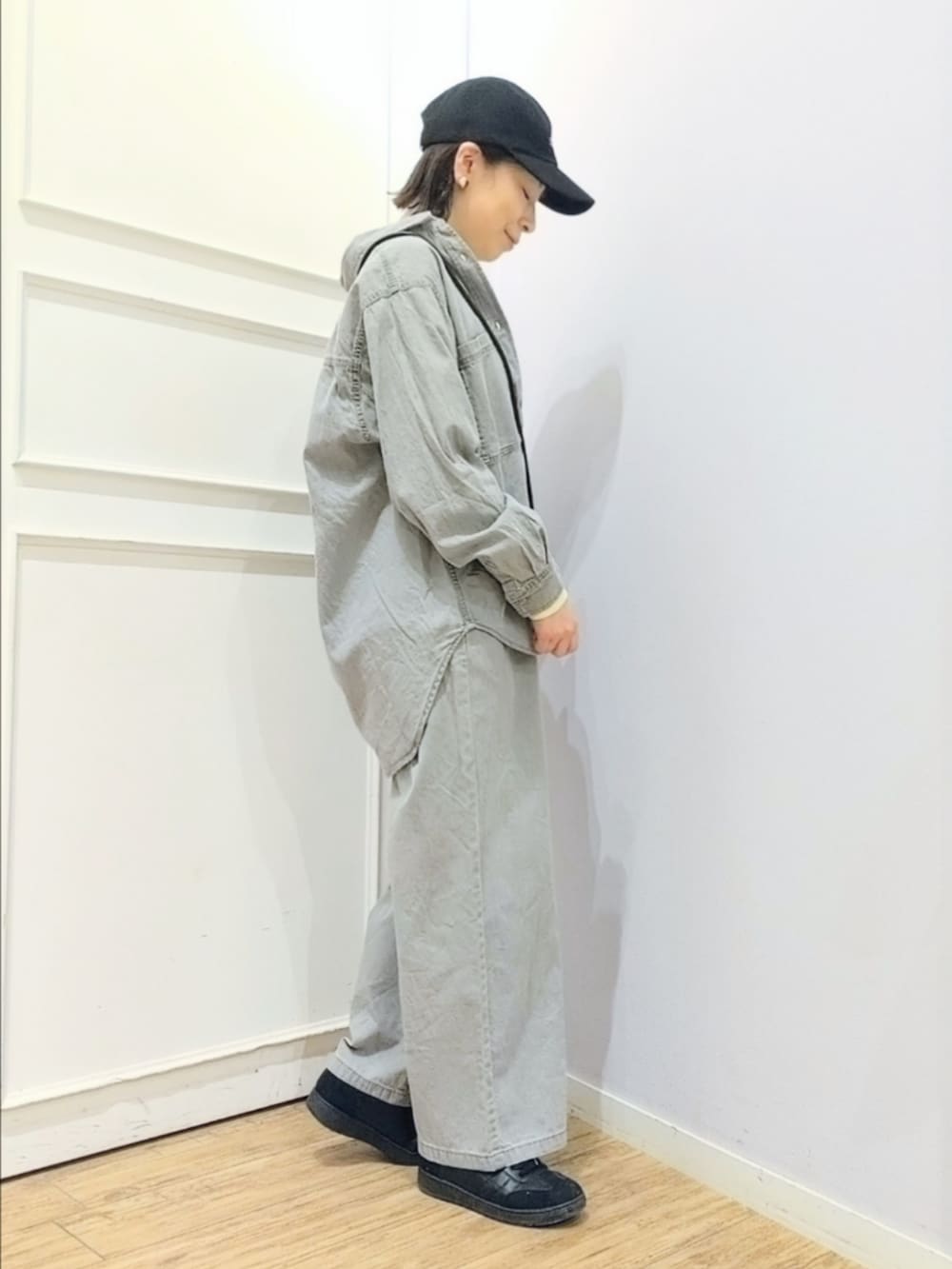 グレー系のシャツ/ブラウス、イエロー系のTシャツ/カットソー、ブラック系のショルダーバッグを着用したレディースの春コーディネートの2枚目の写真