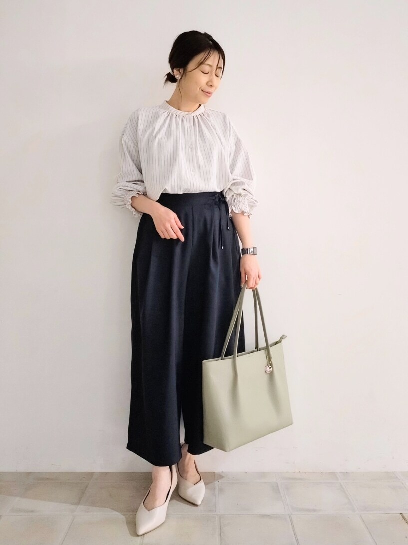 「ジャケット、春コーデ、パンツコーデ、シンプル、ストライプシャツ、ガウチョパンツ、A4サイズ収納可(バッグ サイズ)、スエード、リボン、通勤コーデ、オフィススタイル、袖コンシャス、袖ボリューム、UVカット、吸水速乾」｜「DRESKIPの【S-LL】大人上品な やわらかスウェード調ブルゾン（ブルゾン、ホワイト系）」を使った、miomioさん（レディース・157cm）の春コーディネートの4枚目の写真