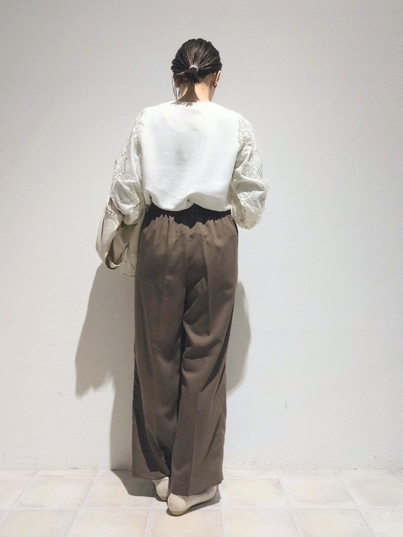 「春服コーデ、お出かけコーデ、着回しコーデ、シンプルスタイル、ブルゾンコーデ、レース、刺繍、チュール、スエード、吸水速乾、UVカット、通勤着、オフィスカジュアル、ジャケット、ブラウン」｜「DRESKIPの【S-LL】大人上品な やわらかスウェード調ブルゾン（ブルゾン、ホワイト系）」を使った、miomioさん（レディース・157cm）の春コーディネートの4枚目の写真