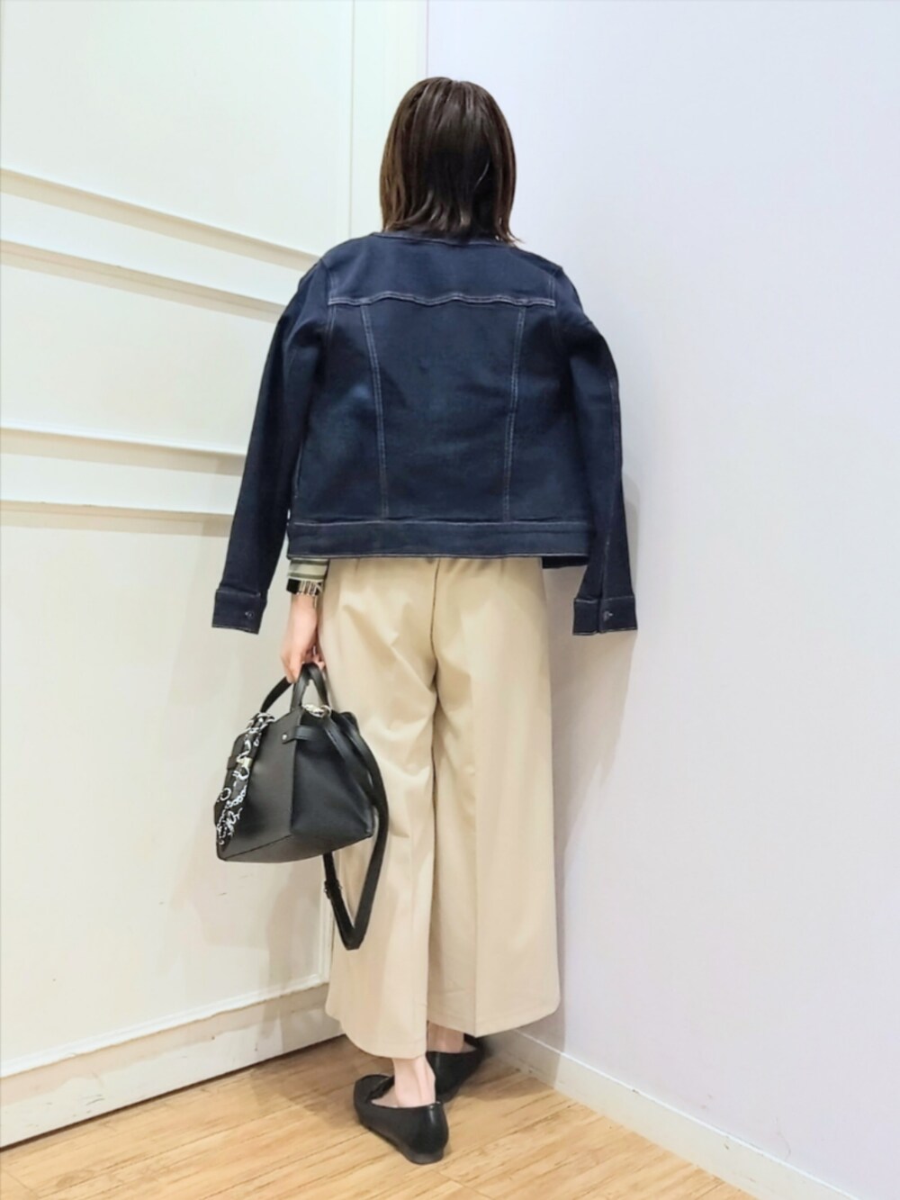 ブルー系のデニムジャケット、グリーン系のTシャツ/カットソー、ベージュ系のその他パンツを着用したレディースの冬コーディネートの4枚目の写真