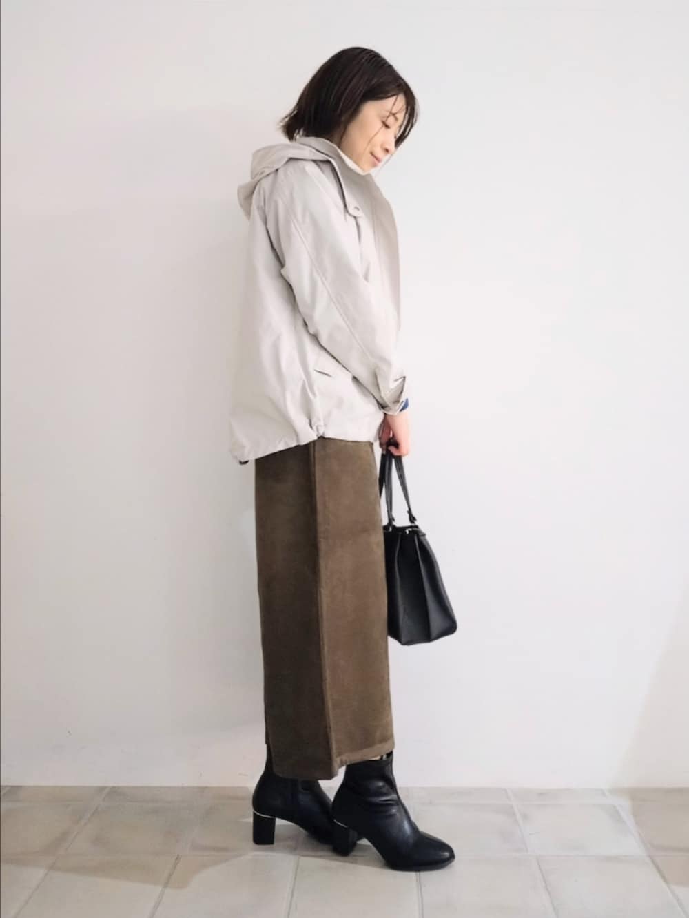 ベージュ系のブルゾン、ブルー系のニット/セーター、ブラウン系のその他パンツを着用したレディースの秋コーディネートの2枚目の写真